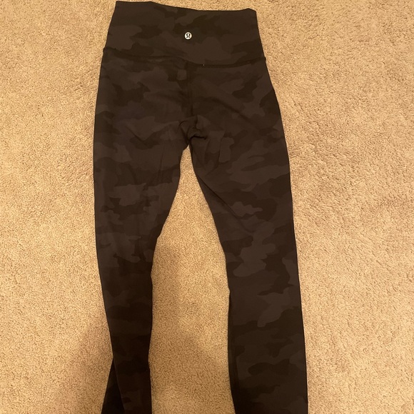 Lululemon camo wunder under leggings 25” size 4 - Picture 2 of 4